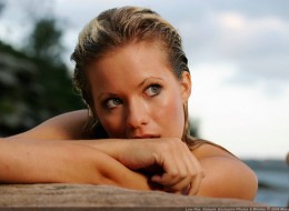 Wygina śmiało ciało przy skale (1)