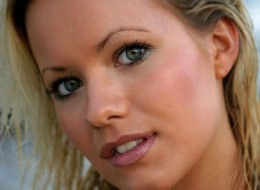 Wygina śmiało ciało przy skale (16)