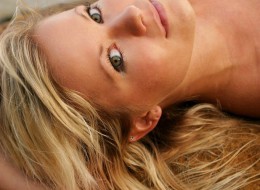 Wygina śmiało ciało przy skale (3)