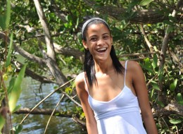 Brunetka nad stawem (11)