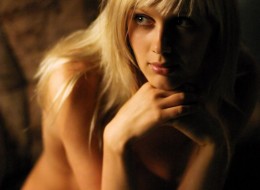 Siedzi dumnie na fotelu (16)