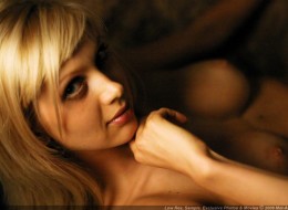 Siedzi dumnie na fotelu (2)