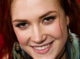 Jej naturalne cycuszki to świetna sprawa (1)