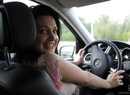 Jeździ do lasu żeby pokazywać swoje piersi (1)