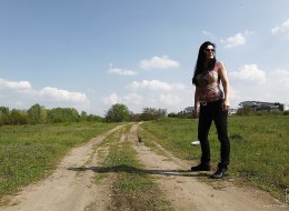 Jeździ do lasu żeby pokazywać swoje piersi (12)