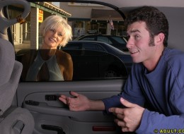 Milfa wsiadła do jego fury (10)