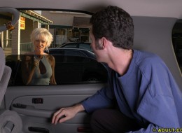 Milfa wsiadła do jego fury (11)