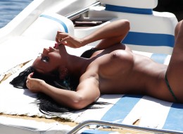 Gorąca brunetka opala się na swojej łajbie (8)