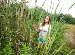 Masuje swoją cipkę w krzaczkach (13)