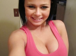 Pozuje w staniku (16)