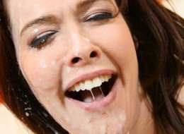 Wielki czarny chuj wystrzelił w nią spermą (1)