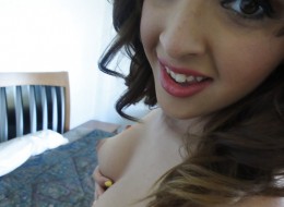 Młoda bruneta robi sobie sesję (5)