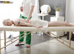 Masażysta wyciągnął kutasa i dał go swojej klientce (10)