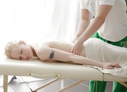 Masażysta wyciągnął kutasa i dał go swojej klientce (9)