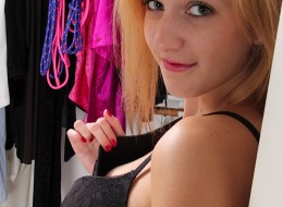 W swojej garderobie chce pokazać się nago (12)