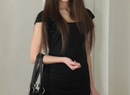 Zobacz co ta piękna dziewczyna nosi pod sukienką (7)