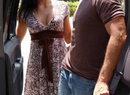 Bruneta zaproponowała mu lodzika na parkingu (3)