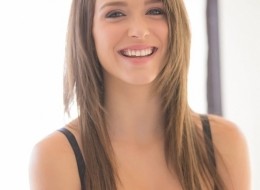 Chuda i seksowna nastolatka ściąga stanik (7)