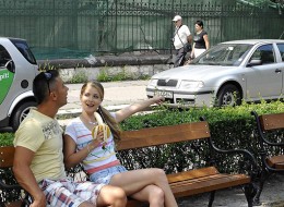 Nastolatka uwielbia banany (7)