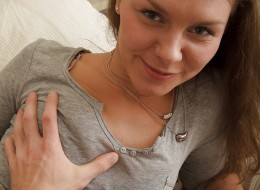 Facet maca ją po tyłku i biuście (7)