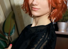 Gorąca ruda laska ściąga swoją czarną sukienkę (1)