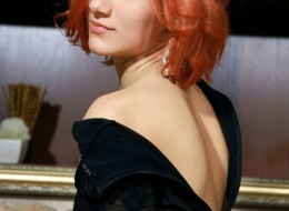 Gorąca ruda laska ściąga swoją czarną sukienkę (3)