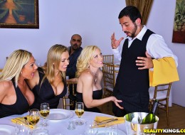 Seksowne milfy chcą zaszaleć z kelnerem (8)