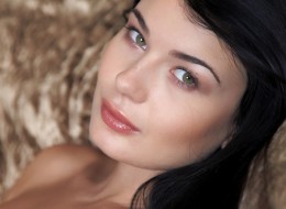 Ładna bruneta rozłożyła nogi (4)