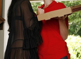 Przyniosła zamówienie i wylizała cipkę klientce (11)