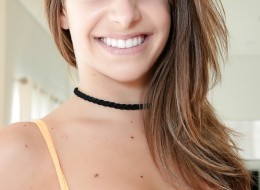 Ładna młoda foczka w kolorowej bieliźnie (8)