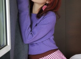 Ładna ruda foczka robi striptiz (1)