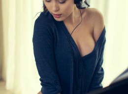 Gorąca okularnica zasłuchana w swoich myślach (2)