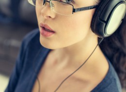 Gorąca okularnica zasłuchana w swoich myślach (3)