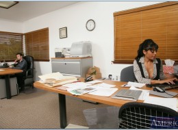 Romans biurowy z piękną opaloną trzydziestką (8)