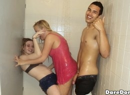 Studenci zabawiają się pod prysznicem (1)