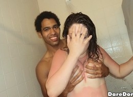 Studenci zabawiają się pod prysznicem (3)