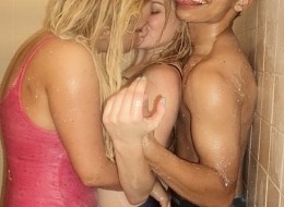 Studenci zabawiają się pod prysznicem (6)