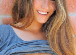 Jest tak napalona, że musi ochłodzić swoje ładne ciałko w fontannie (4)