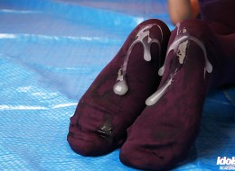 Po jej bimbałkach spływa sporo spermy (7)