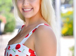 Uśmiechnięta blondynka w letnim outficie (6)