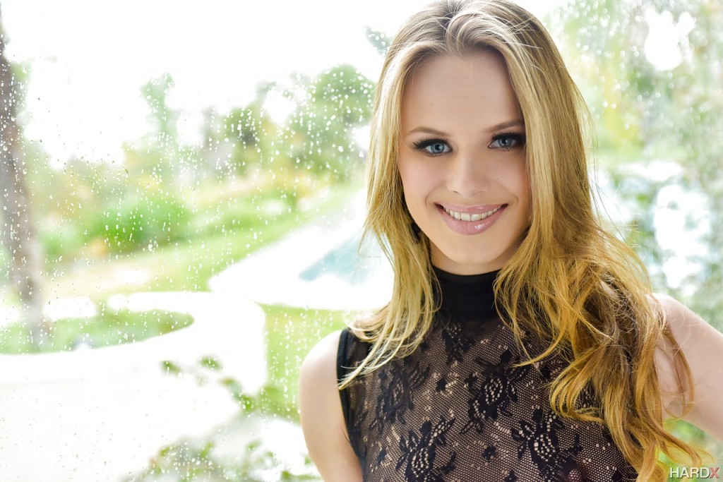 Ślicznie wygląda w stylowej czarnej bieliźnie (7)