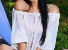 Ciemnowłosa ma piękne blade cycuszki (1)