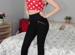 Laska w czerwonej bieliźnie jest bardzo podjarana (1)