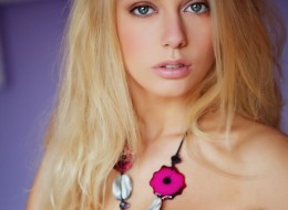 Młoda cipa myśli tylko o orgazmie (1)