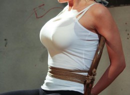 Związana na krześle z odkrytymi cyckami (2)