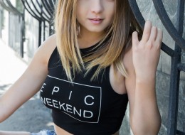 Młoda panna ma bardzo różową cipkę (1)