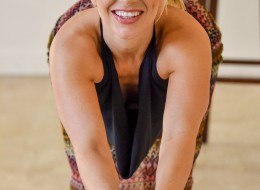 Tajemnicza blondynka ma sporą pupkę (5)