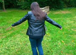 Napalona suczka chce się rozebrać (1)