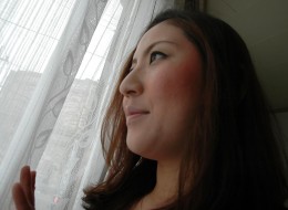 Rozmarzona Azjatka z dużym bobrem (1)