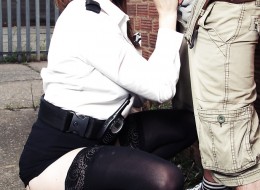 Ziomeczek ładnie zapina spragnioną panią oficer (1)